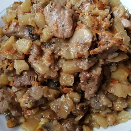 Запечённое мясо с грибами и картошкой в горшочках