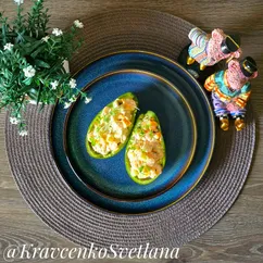 Лодочки из авокадо с креветками, сыром и ананасом