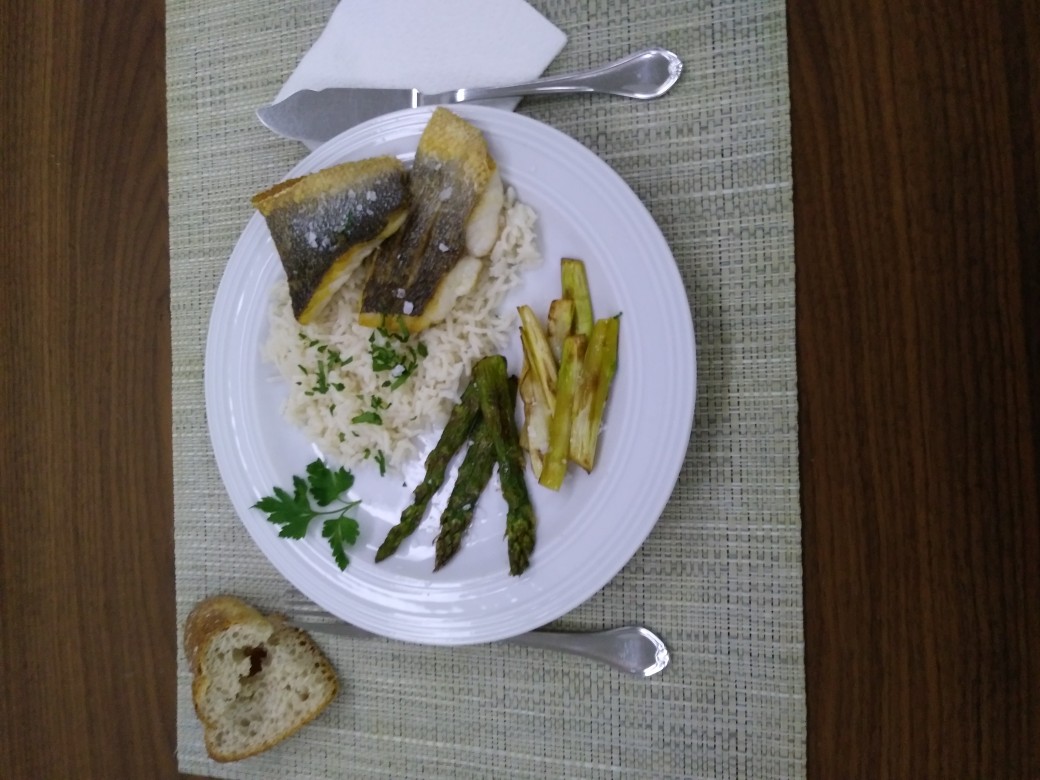 Рыба на планче с рисом и спаржей. 🐟🐟🐟