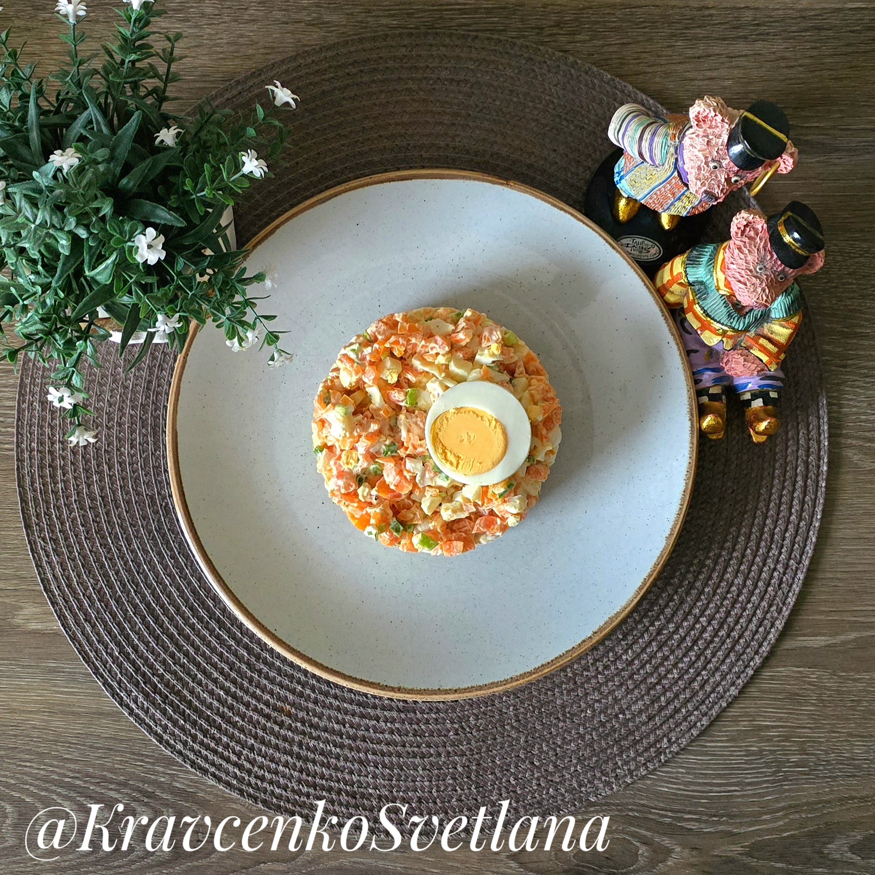 Салат из моркови, яиц и зеленого лука