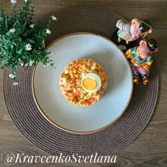 Салат из моркови, яиц и зеленого лука