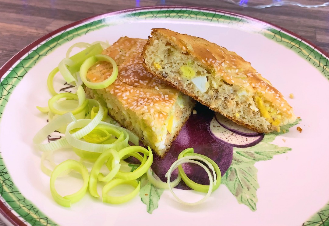 Пирог с капустой и консервированной рыбой - рецепт с фото