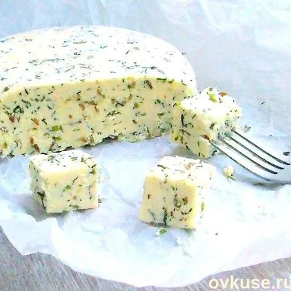 Домашний сыр с тмином и зеленью