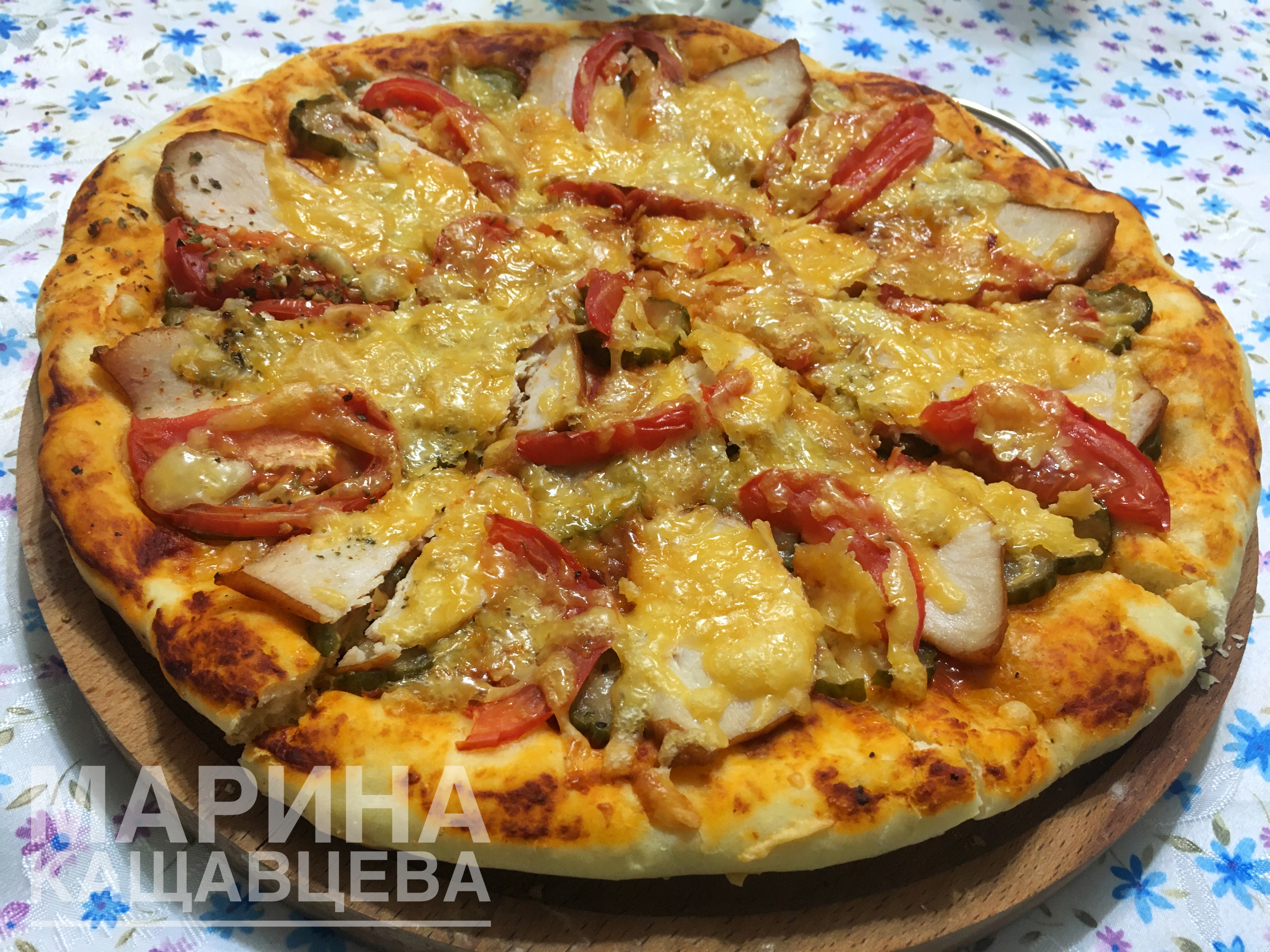 Пицца с копчёной курицей и маринованными огурцами 