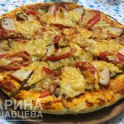 Пицца с копчёной курицей и маринованными огурцами 