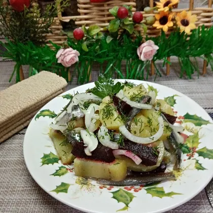 Салат с филе хамсы, картофелем и маринованной свеклой