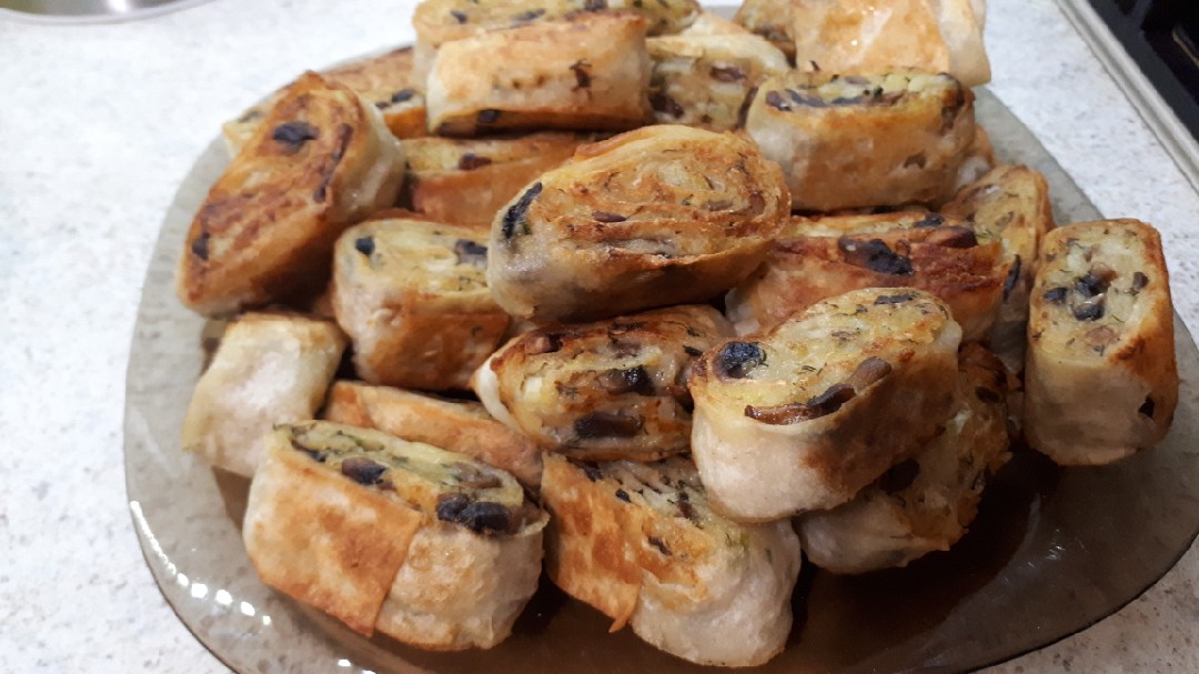 Рулетики из лаваша с картофелем, грибами и зеленью