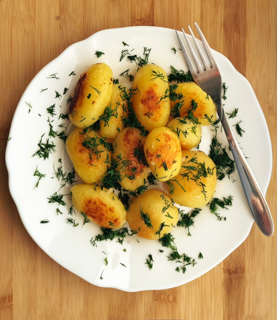 Молодой картофель с чесноком