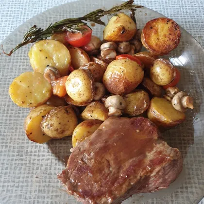 Мясо с печеным картофелем и грибами