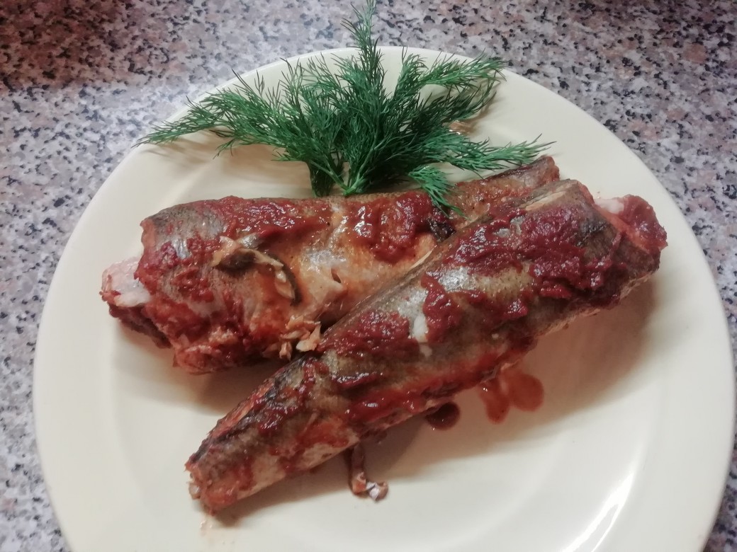 Минтай в красном соусе