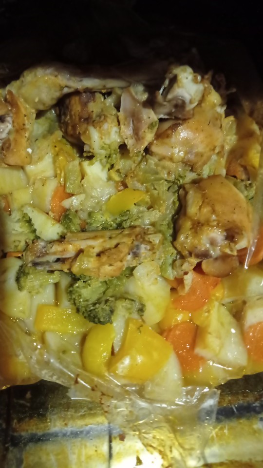 Курица с рисом и овощами в горшочках