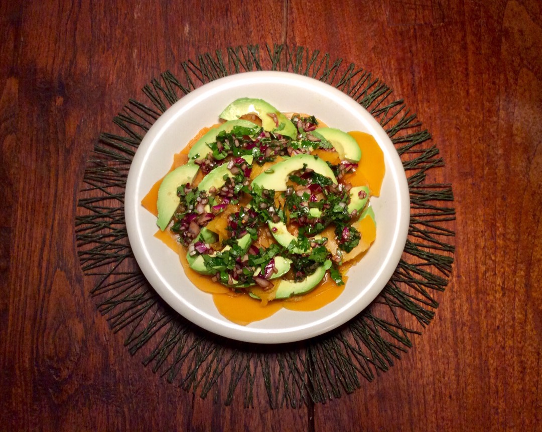 Тыква с авокадо под соусом чили