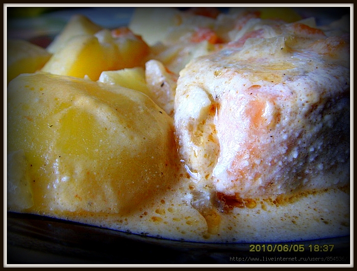 Форель с картошкой, тушеная в сметане