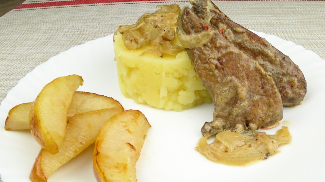 Печень с грушами в сливочно-луковом соусе | Liver with pears in a creamy-onion sauce