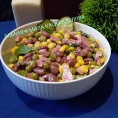 Салат с колбасой, кукурузой, горошком и фасолью  