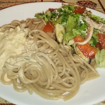 Гречневые спагетти с сырно-чесночным соусом и салатом 'Морской коктейль'
