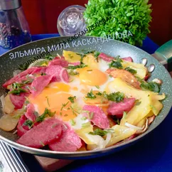 Жареная картошка с колбасой и яйцом