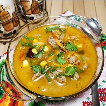 Мексиканский суп с фаршем, перчиками халапеньо и мякотью помидор