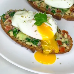 Брускетта с гуакамоле и яйцом пашот🥑