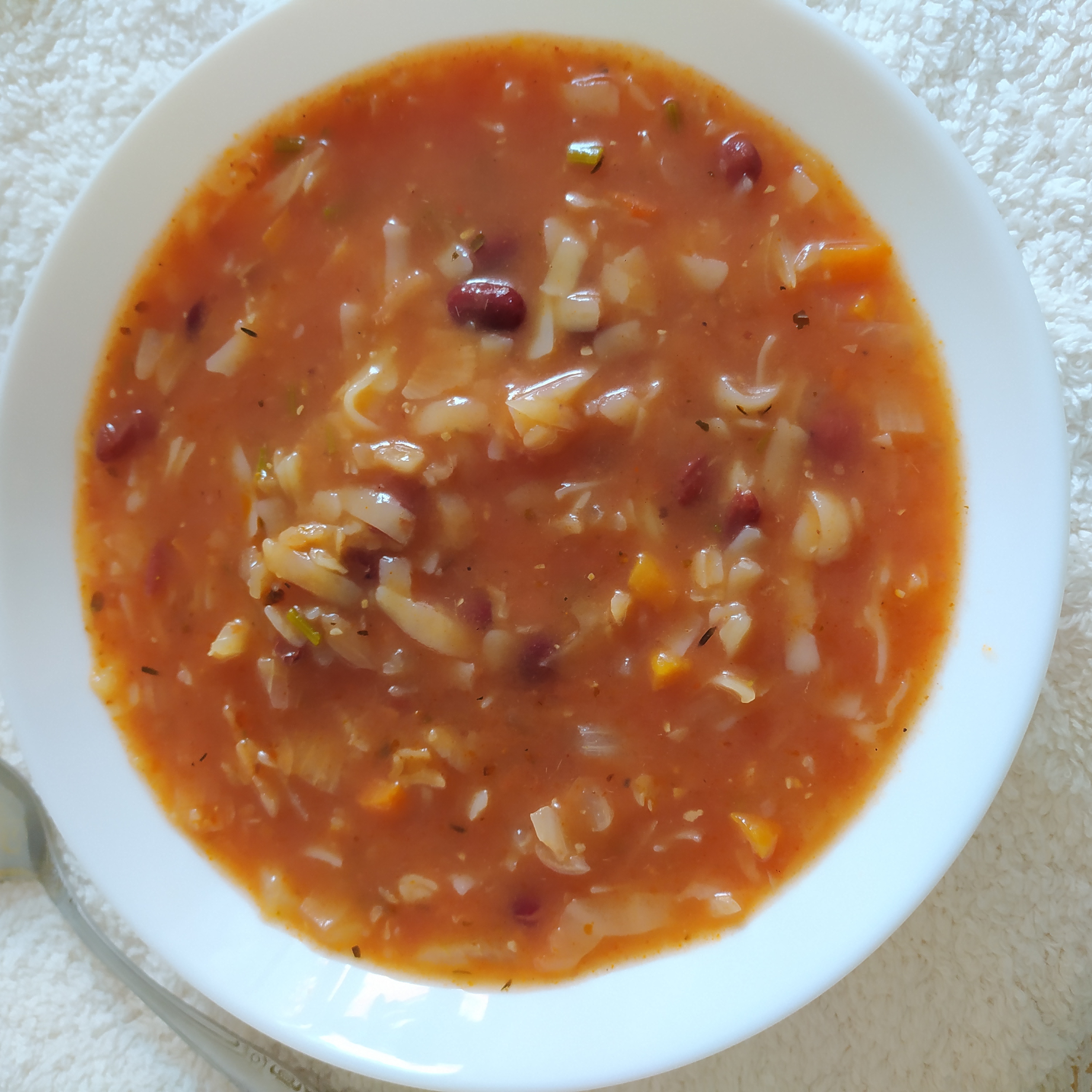 Томатный суп с фасолью и лапшой (веганский)