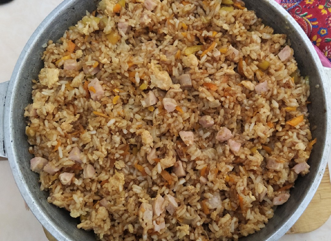 Рис с овощами и с куриными сосисками с сыром