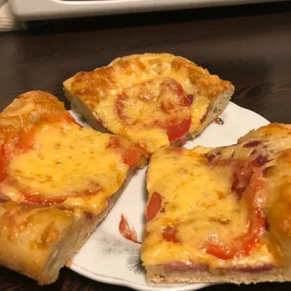 Пицца с салями,помидором под сыром