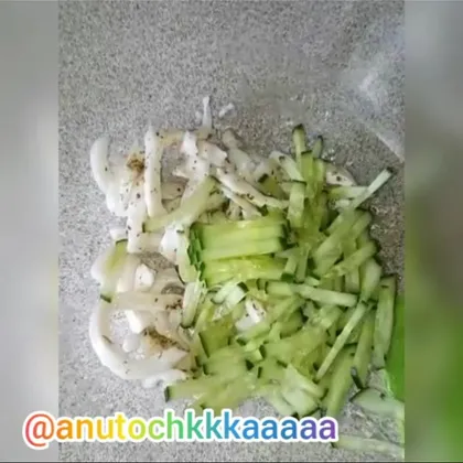 Салат с кальмаром🦑🥒🧀🥚