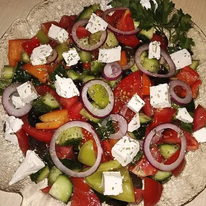 Греческий салат с кунжутом