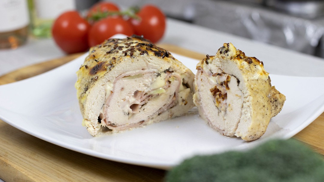 Ароматный рулет из куриного филе
