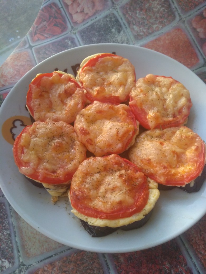Баклажаны, запеченные с помидорами и сыром