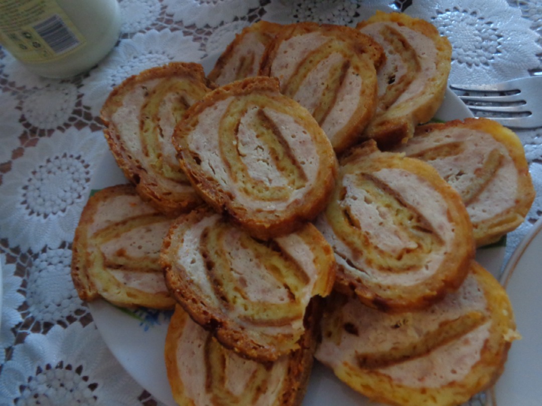 Куриный рулет в омлете