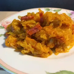 Жареная капуста с копчеными колбасками