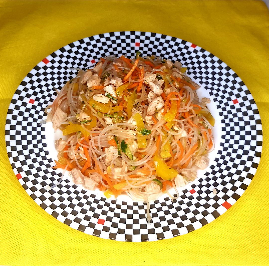 Фунчоза с огурцом, корейской морковью и индейкой