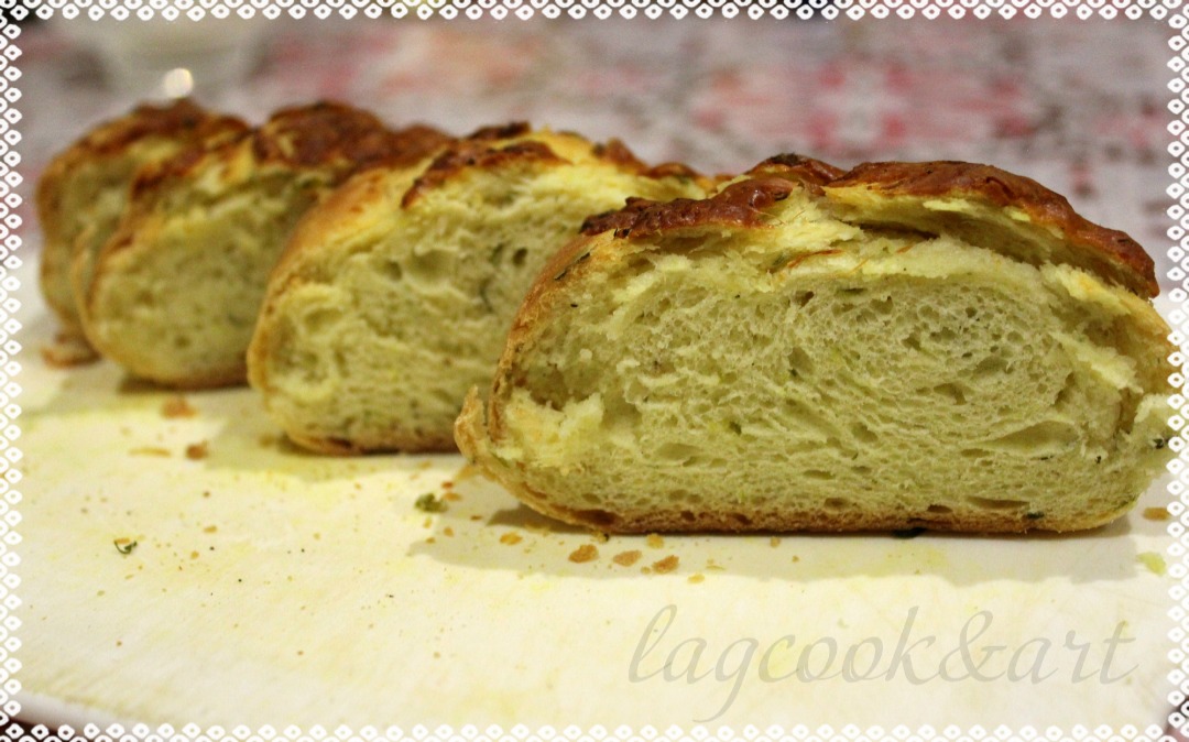 Домашний батон с сырной корочкой, зелёным луком и чесноком