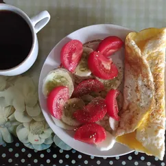 Яичный рулетик с сыром и овощами на завтрак