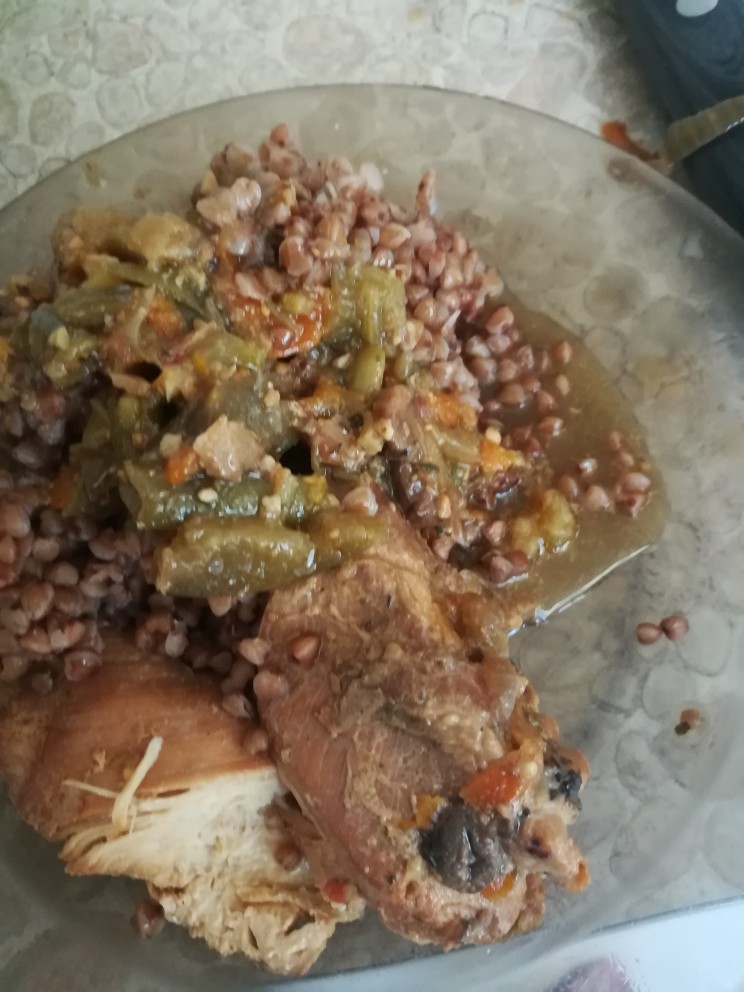 Куриная грудка с овощами и гречкой