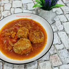 Тефтели с овощами в томатной подливе