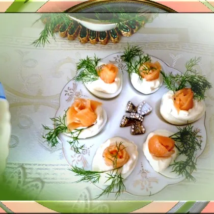 Фаршированные яйца с лососем
