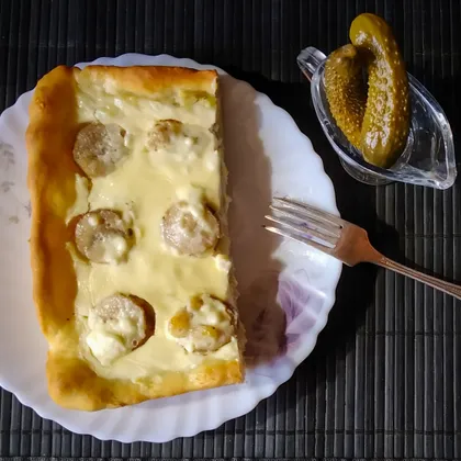 Закусочный пирог с картофелем и колбасками