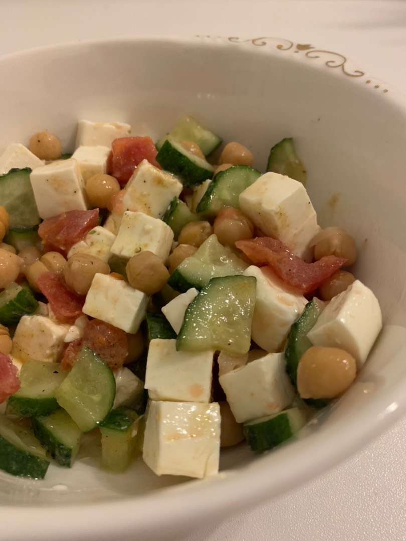 Салат с нутом, овощами и сыром Фета