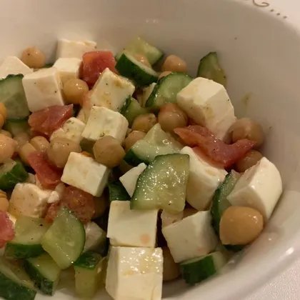 Салат с нутом, овощами и сыром Фета