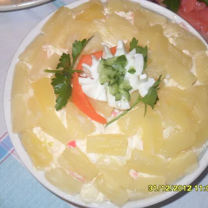 Салат с крабовыми палочками и ананасами