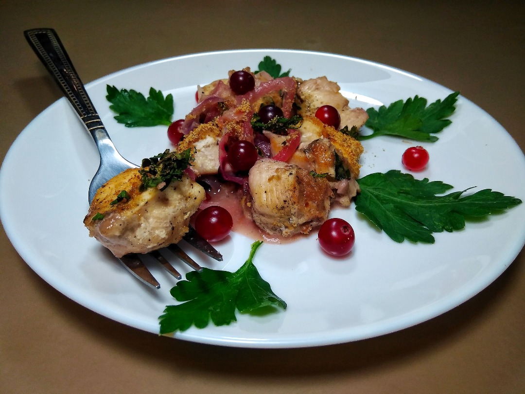 Курица в луково-клюквенном соусе