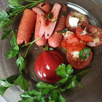 Сосиски на завтрак с помидорами и горзанолой
