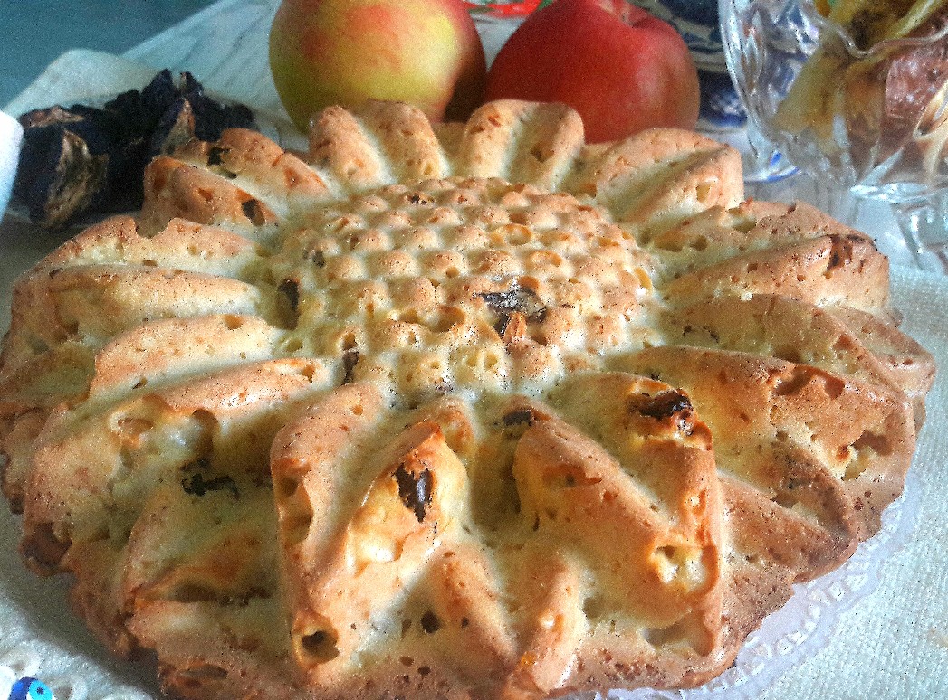 Заливной пирог с яблоком и черносливом