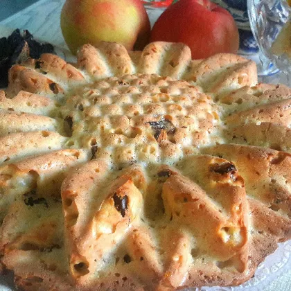 Заливной пирог с яблоком и черносливом