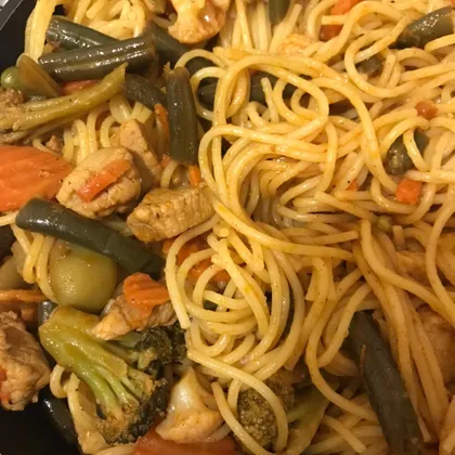 Спагетти с овощами и свининой