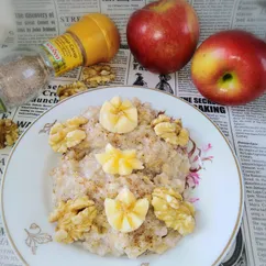 Постная овсяная каша с орехами и яблоками