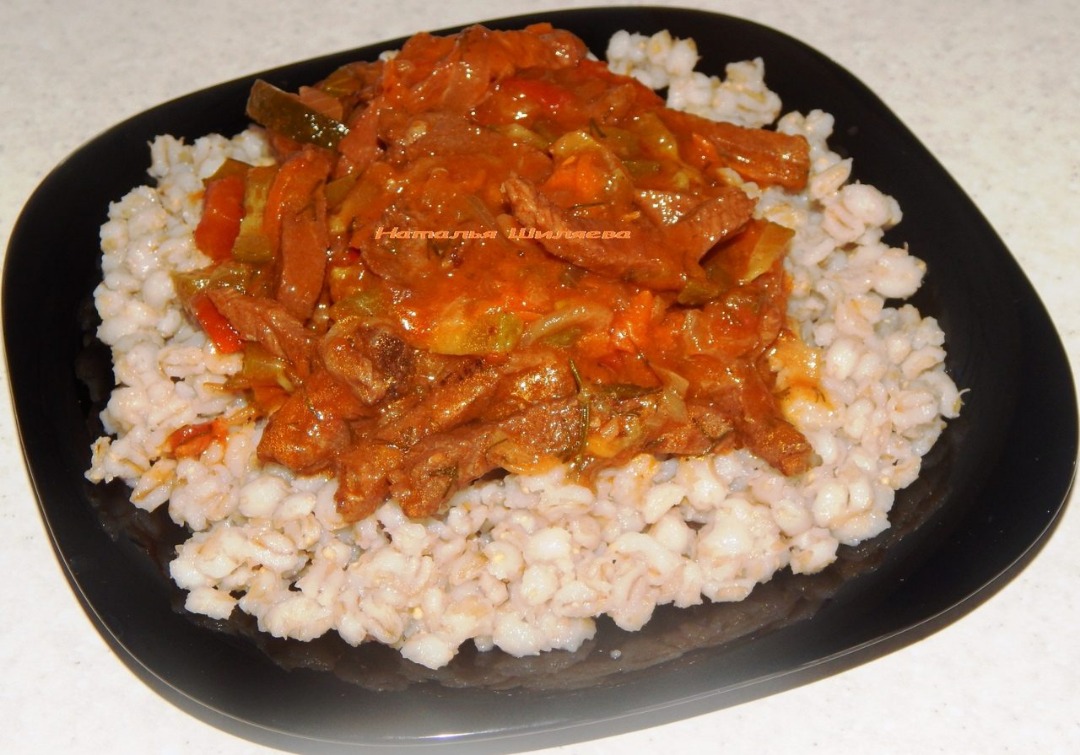 Говядина с маринованными огурцами