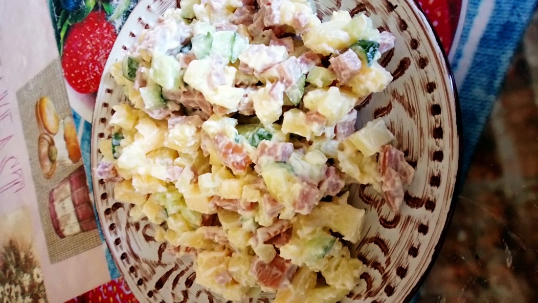Салат с ветчиной, картофелем и оливками